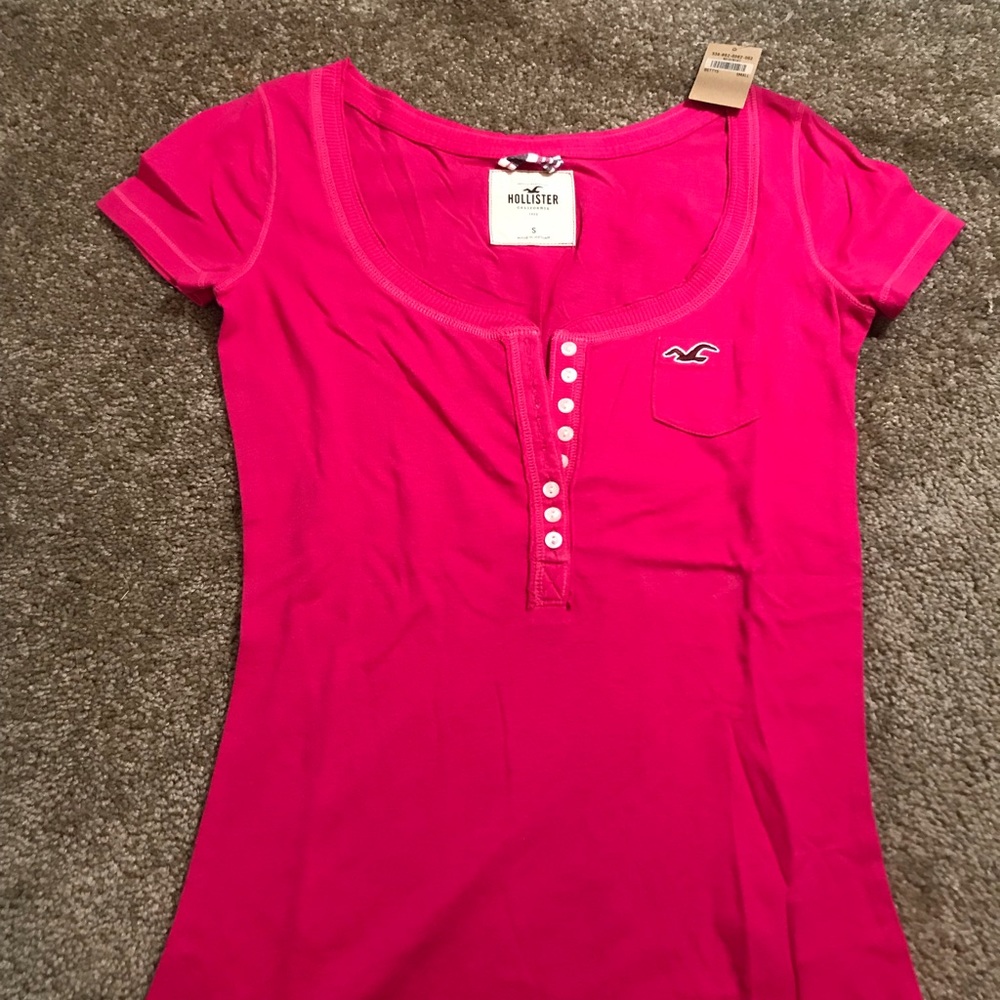 Hollister Tee.